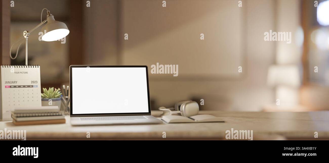 Un computer portatile con schermo bianco sul tavolo con cuffie e libri in una stanza con poca luce. Studio o camera da letto la mattina presto o la sera. Rendering 3D, 3D. Foto Stock