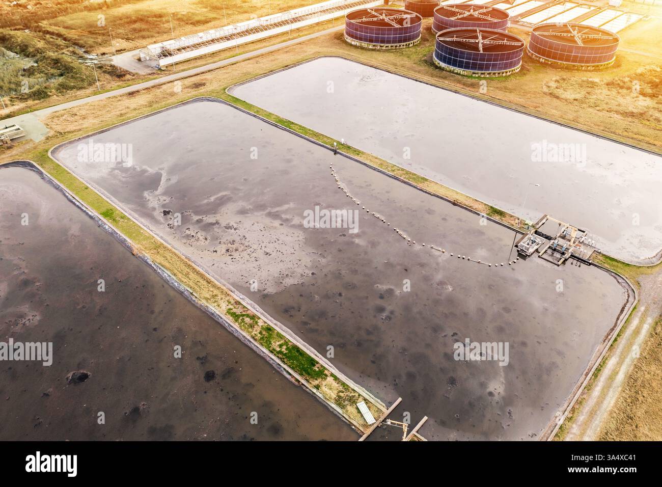 Vista aerea dell'impianto di trattamento delle acque reflue con laghetti di sedimentazione e chiarificatori circolari. Impianto industriale per la depurazione delle acque reflue e la tutela dell'ambiente. Foto Stock