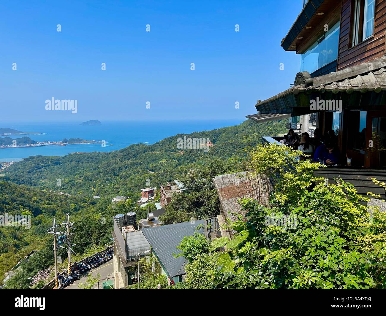 Jiufen, Taiwan, Old Street, Jiufen Tea House, design tradizionale, visita l'area turistica, il paesaggio montano - Immagine stock catturata con smartphone