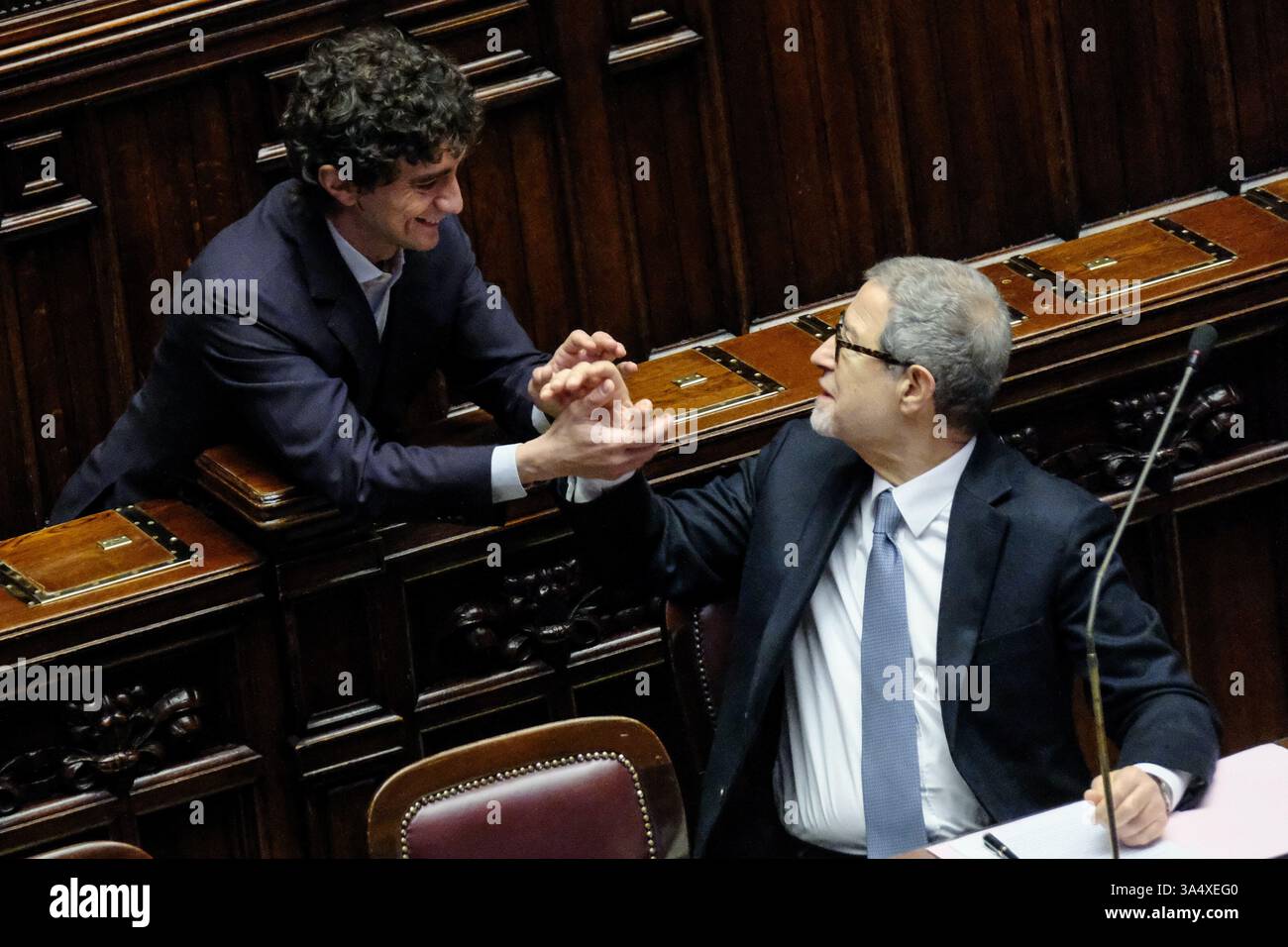 Galeazzo Bignami FDI, Sebastiano Musumeci Ministro per il Sud e Mare e della protezione civile in occasione dell'informativa urgente del governo sugli eventi sismici nella zona dei campi Flegrei. Camera di deputati a Roma Giovedì 20 marzo 2025 (foto Mauro Scrobogna/LaPresse) Galeazzo Bignami FDI, Sebastiano Musumeci Ministro del Sud e del Mare e della protezione civile in occasione delle urgenti informazioni da parte del governo sugli eventi sismici nella zona dei campi Flegrei. Camera dei deputati a Roma giovedì 20 2025. (Foto di Mauro Scrobogna/LaPresse) Foto Stock