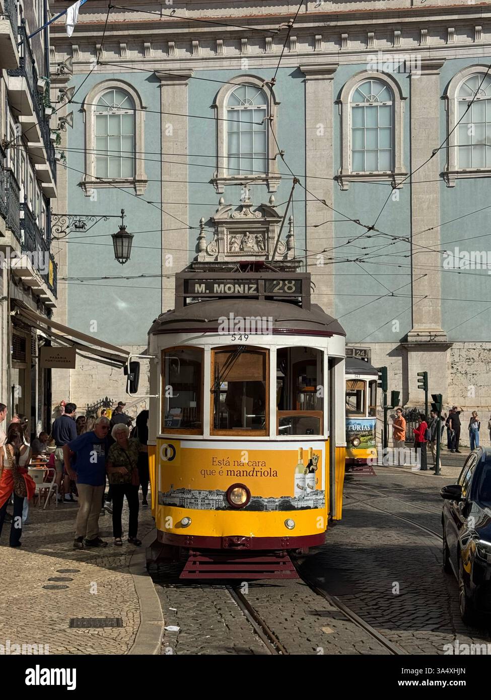 Un tram d'epoca, sulla famosa linea 28 del tram, alla stazione finale di Camões de Luís, Chiado, Lisbona, Portogallo. - Immagine stock catturata con smartphone