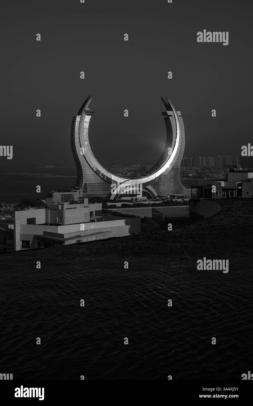 Vista dell'hotel Katara dal Lusail Marina Park. Crescent Tower Fairmont Doha Foto Stock