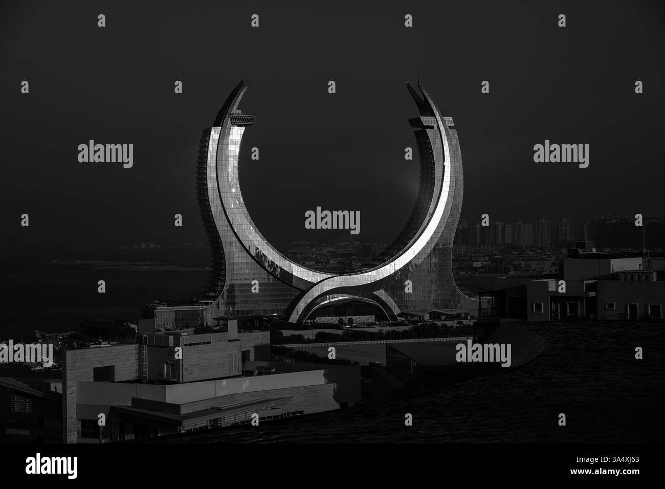 Vista dell'hotel Katara dal Lusail Marina Park. Crescent Tower Fairmont Doha Foto Stock