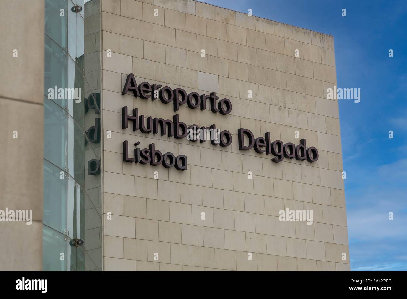 Cartello con il logo Airport Lisbon sull'edificio. Aeroporto LIS di Lisbona Portela, formalmente chiamato Aeroporto Humberto Delgado di Lisbona. Foto Stock