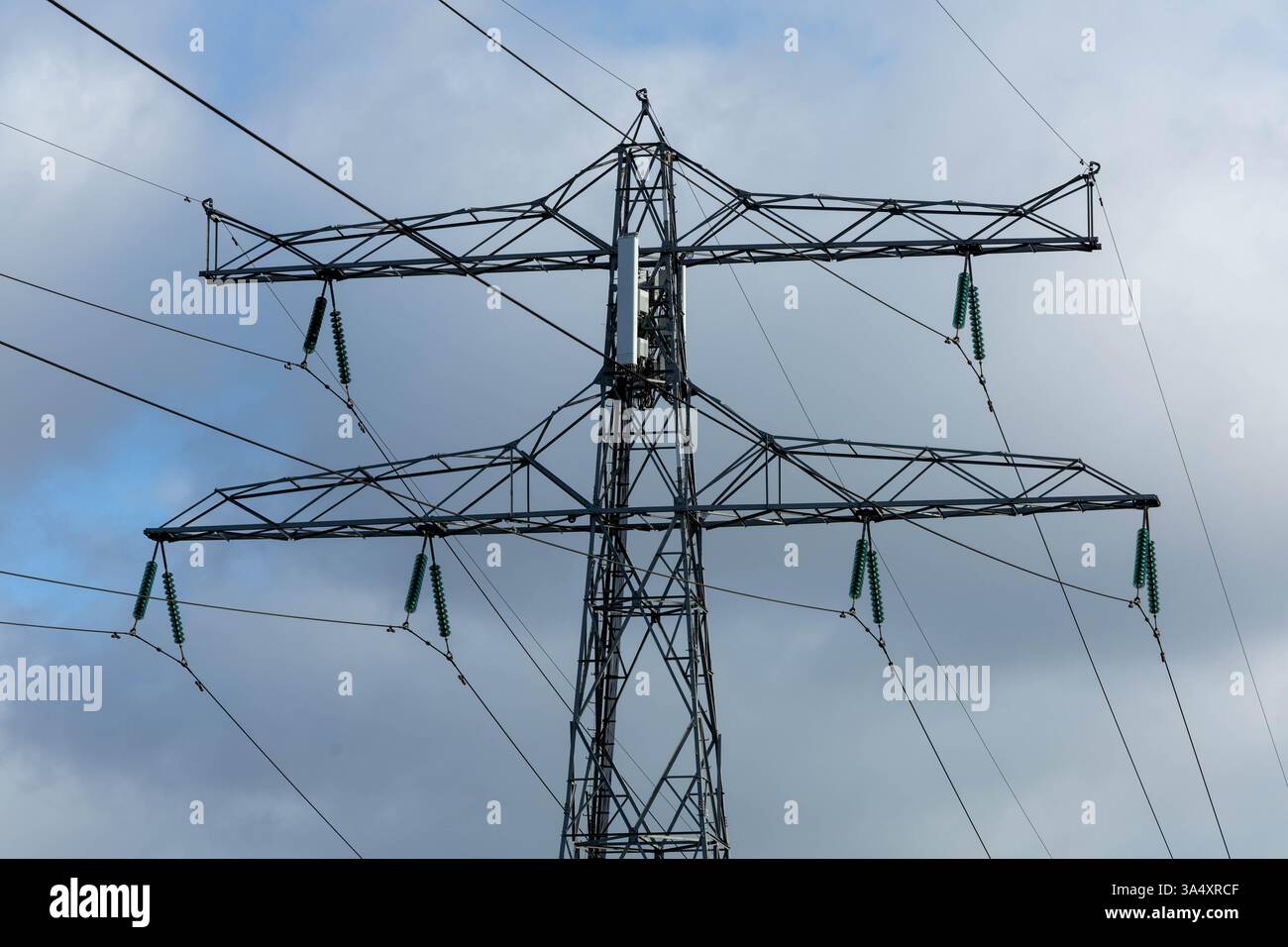 Traliccio elettrico o torre di trasmissione. La rete elettrica nei Paesi Bassi è piena. C'è troppa elettricità nelle giornate di sole a causa dell'energia solare. Foto Stock