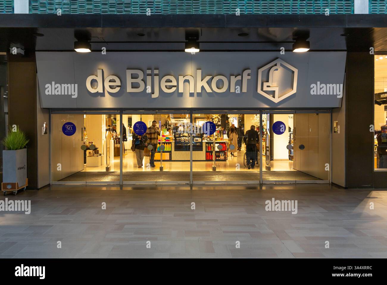 Il Bijenkorf è un magazzino di abbigliamento di lusso, gioielli e accessori. Foto Stock