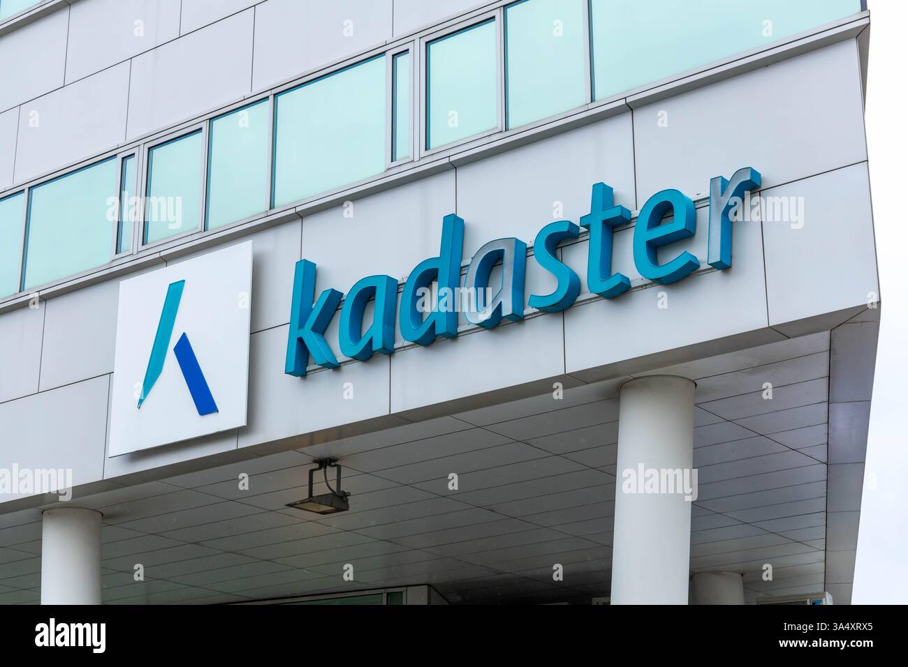 Logo Kadaster sulla facciata dell'ufficio di Eindhoven. Agenzia catastale e di mappatura Foto Stock Logo Kadaster sulla facciata dell'ufficio di Eindhoven. Agenzia catastale e di mappatura Foto Stock