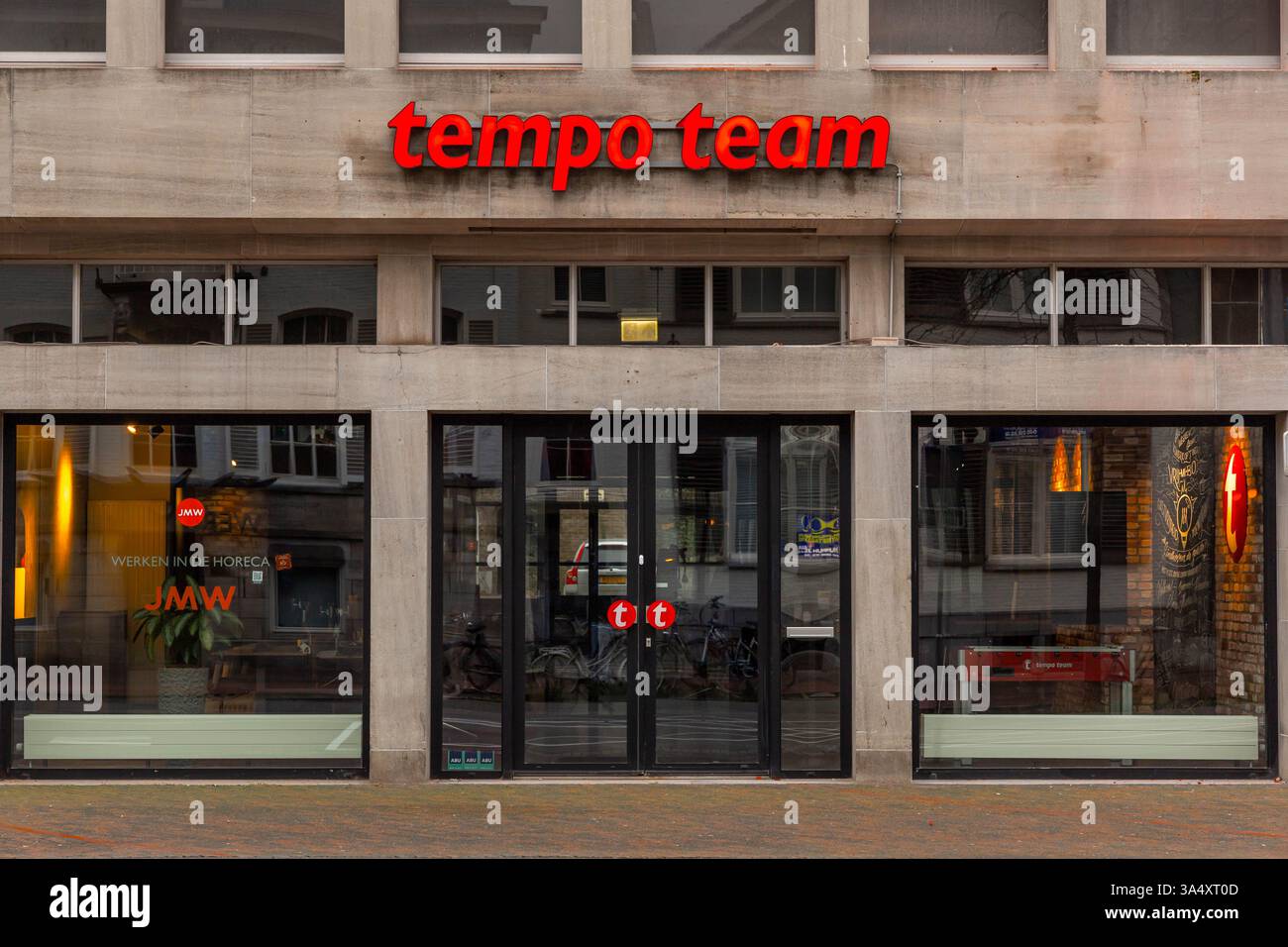 Cartello con il logo del team tempo nell'edificio dell'ufficio. Tempo-Team è un'ampia società di servizi HR. Foto Stock