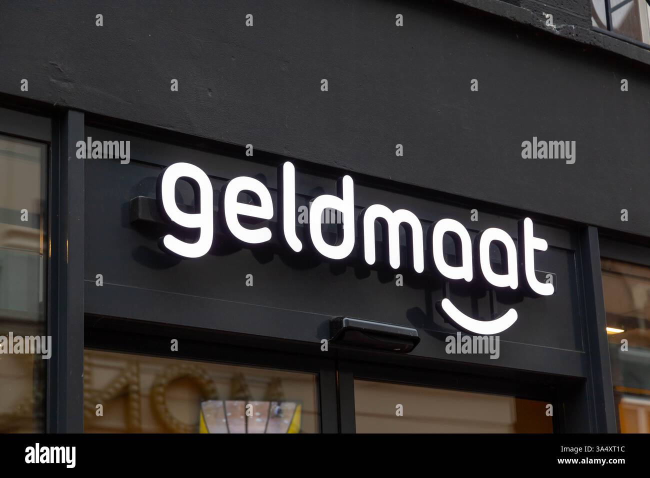 Facciata con logo Geldmaat store. A Geldmaatwinkels, i clienti privati e aziendali possono prelevare e depositare contanti da cinque a otto sportelli bancomat. Foto Stock