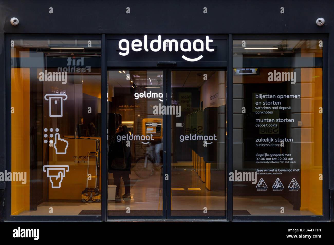 Facciata con logo Geldmaat store. A Geldmaatwinkels, i clienti privati e aziendali possono prelevare e depositare contanti da cinque a otto sportelli bancomat. Foto Stock