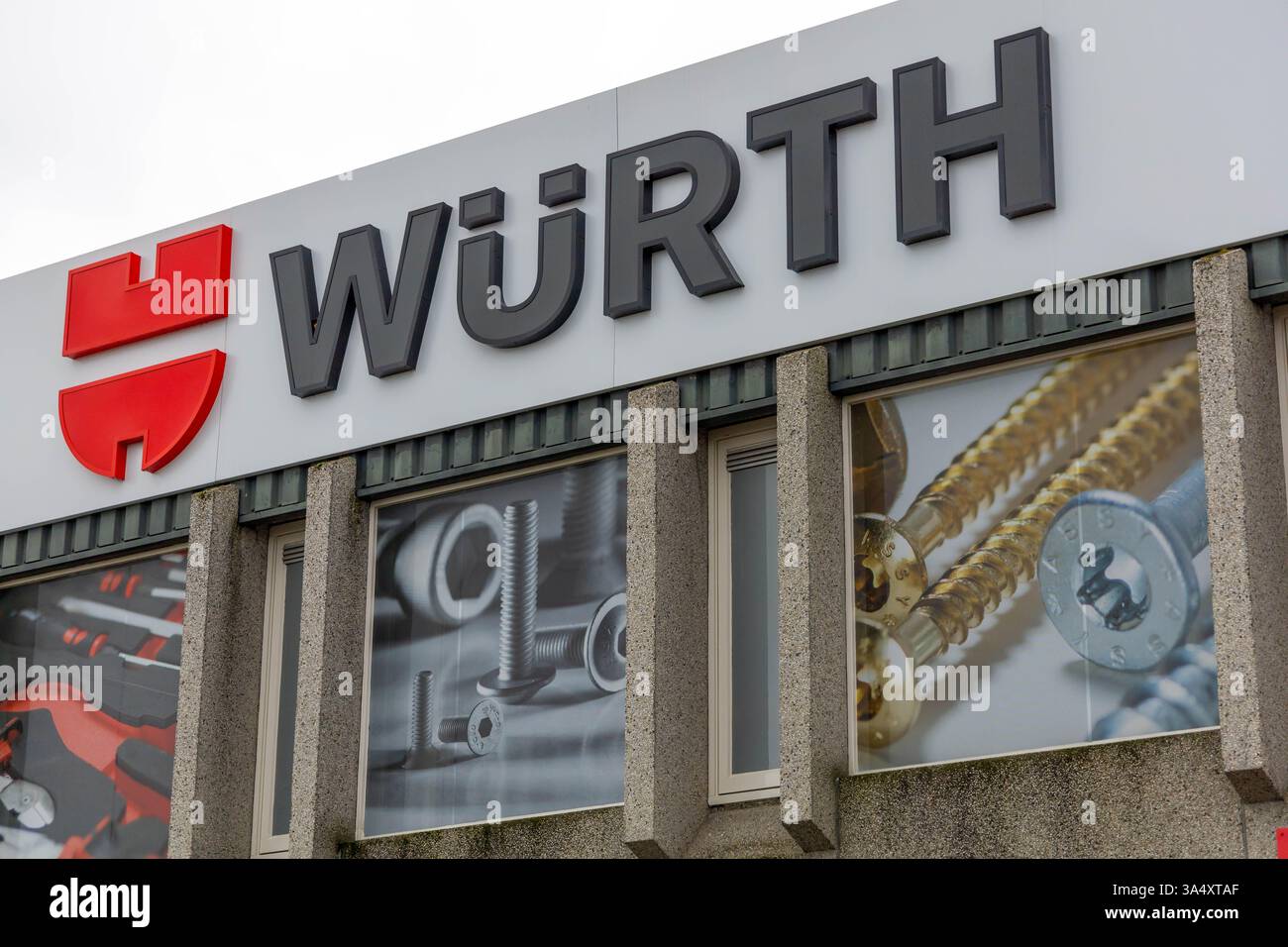 Insegna con il logo Wurth nel negozio. Il gruppo Würth è leader di mercato nei materiali di montaggio e fissaggio. Foto Stock
