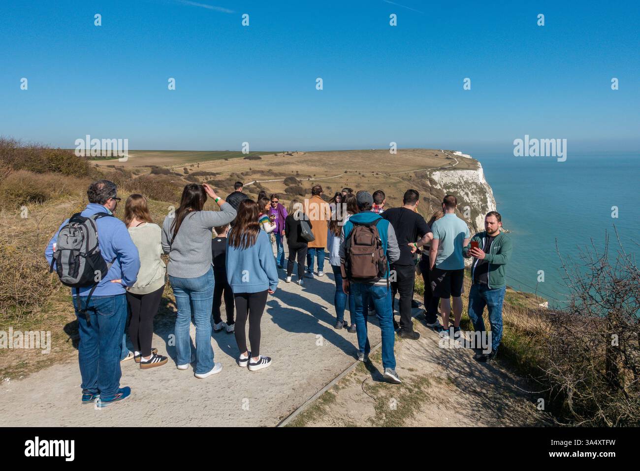Studente, escursione, guida turistica, scogliere bianche di dover, passeggiata sulla cima della scogliera, National Trust, dover, Kent, Foto Stock