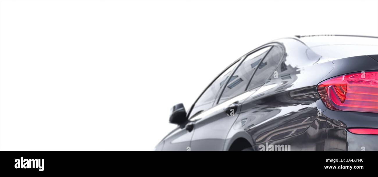 Vista posteriore dell'elegante berlina nera, auto nera sfocata su sfondo bianco con spazio per le copie per la decorazione del testo, concetto automobilistico Foto Stock