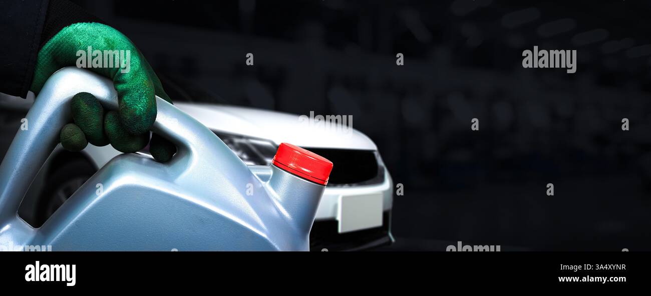 Meccanico automatico che tiene il contenitore dell'olio nel garage di riparazione auto , cambio dell'olio in servizio auto , banner orizzontale con spazio di copia per la decorazione del testo Foto Stock Meccanico automatico che tiene il contenitore dell'olio nel garage di riparazione auto , cambio dell'olio in servizio auto , banner orizzontale con spazio di copia per la decorazione del testo Foto Stock