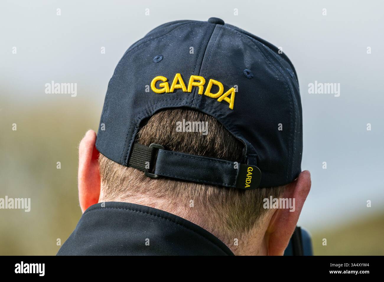 Membro di Garda Siochana in nuova uniforme, Irlanda. Foto Stock