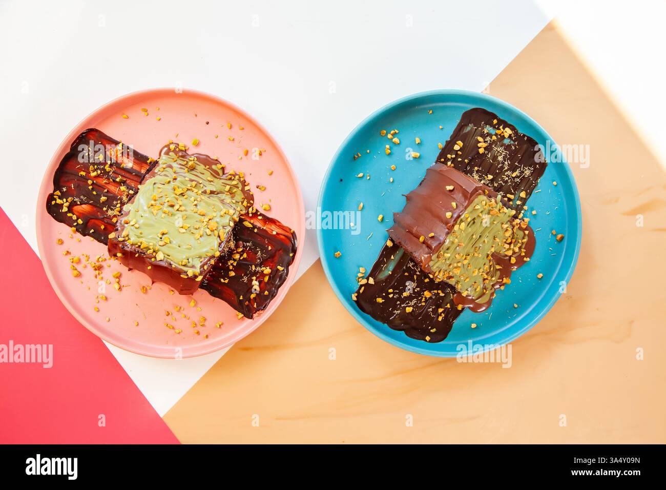 morte per torta al cioccolato con kunafa al pistacchio di cioccolato dubai. Foto Stock