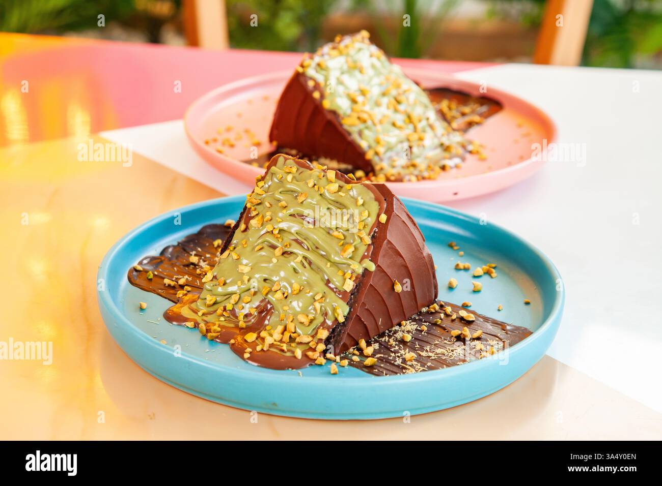 morte per torta al cioccolato con kunafa al pistacchio di cioccolato dubai. Foto Stock