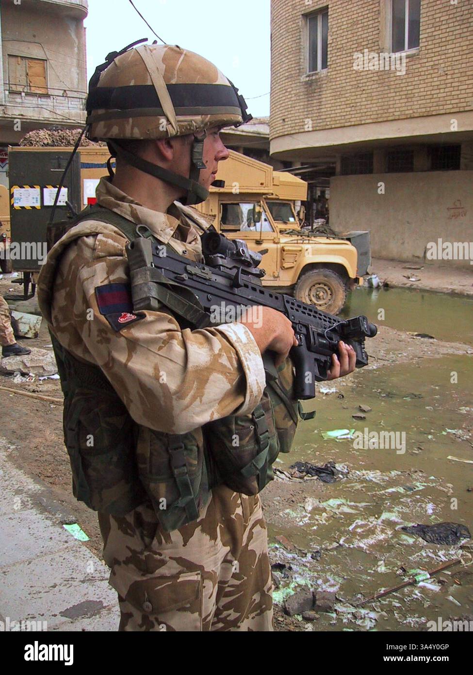 13 aprile 2003 Un soldato britannico delle guardie irlandesi è di guardia a Bassora, Iraq. Foto Stock