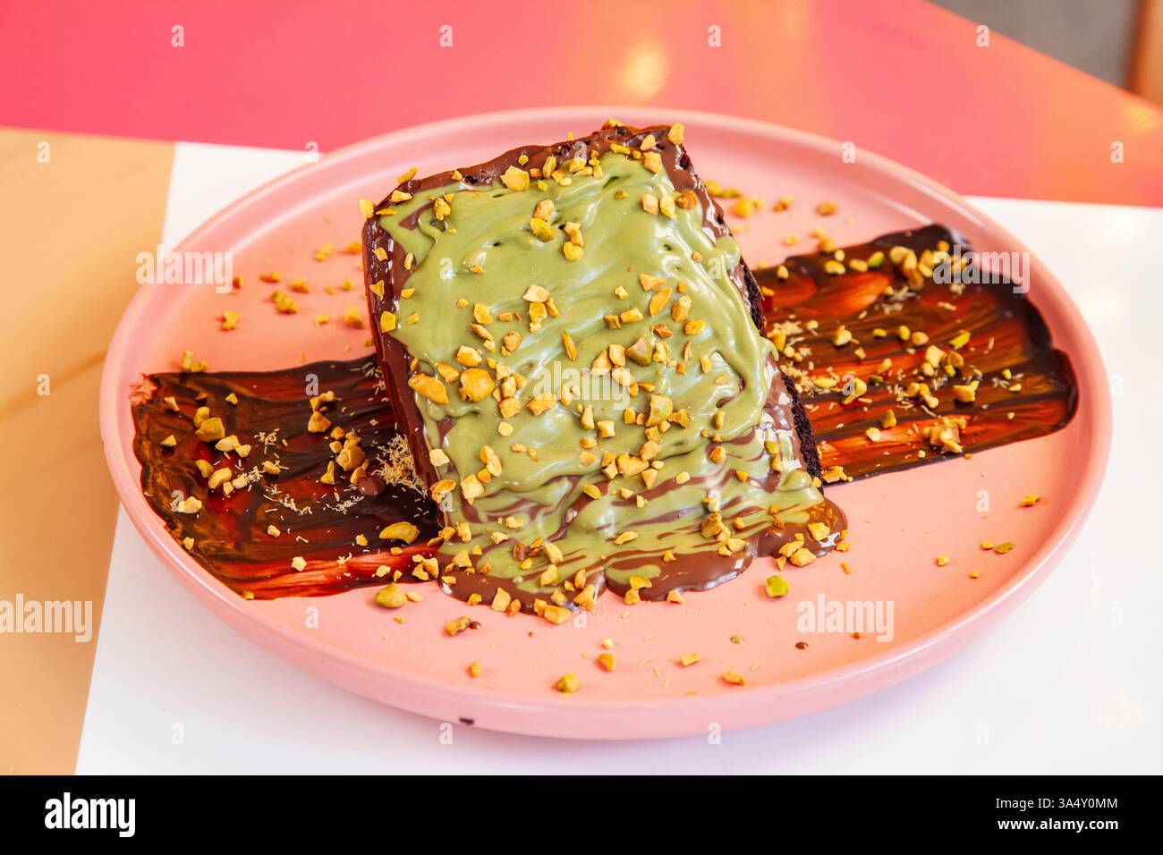 morte per torta al cioccolato con kunafa al pistacchio di cioccolato dubai. Foto Stock