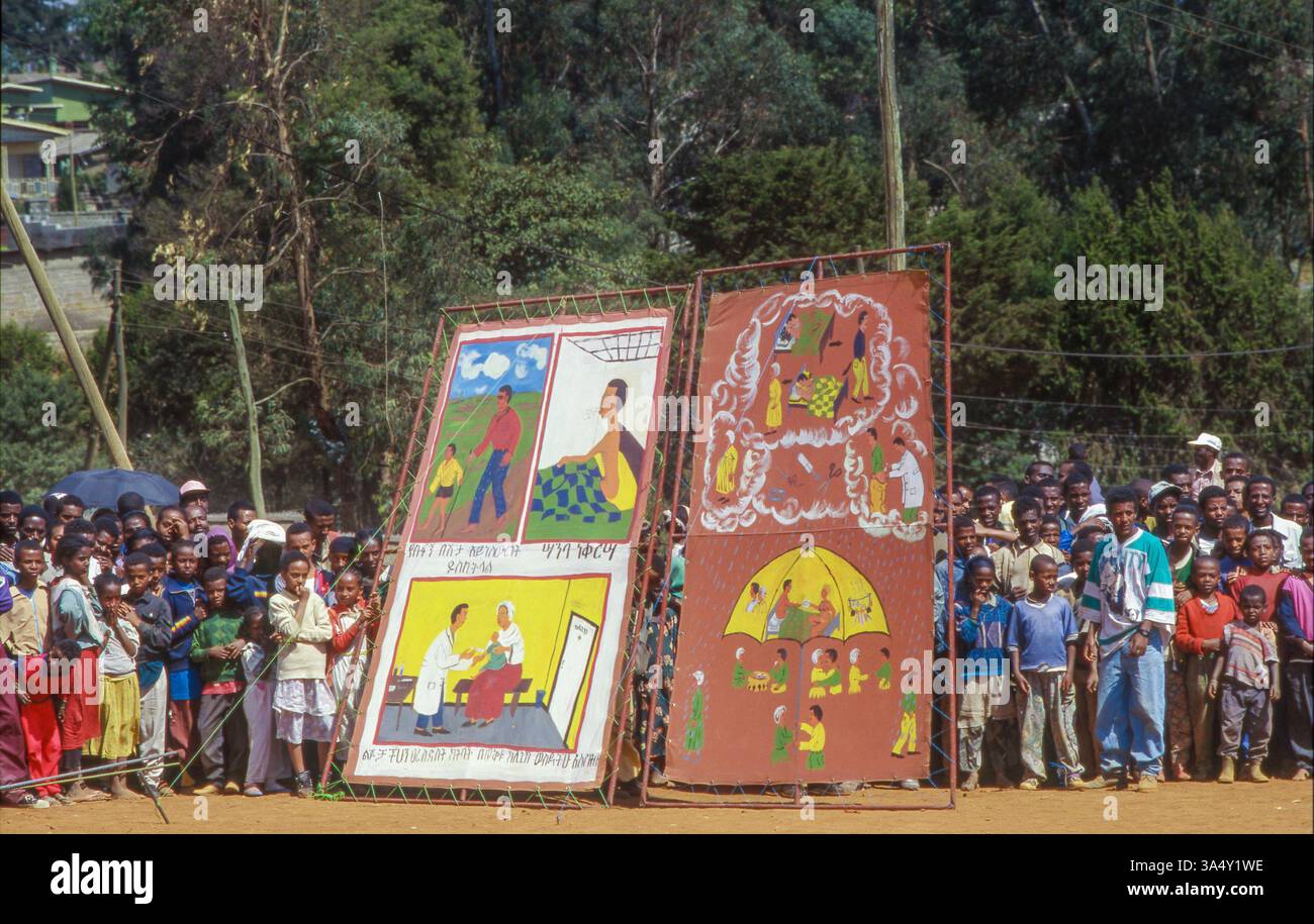 Etiopia, Addis Abeba; segni di informazioni sanitarie a una performance del circo dei bambini etiopi. Foto Stock
