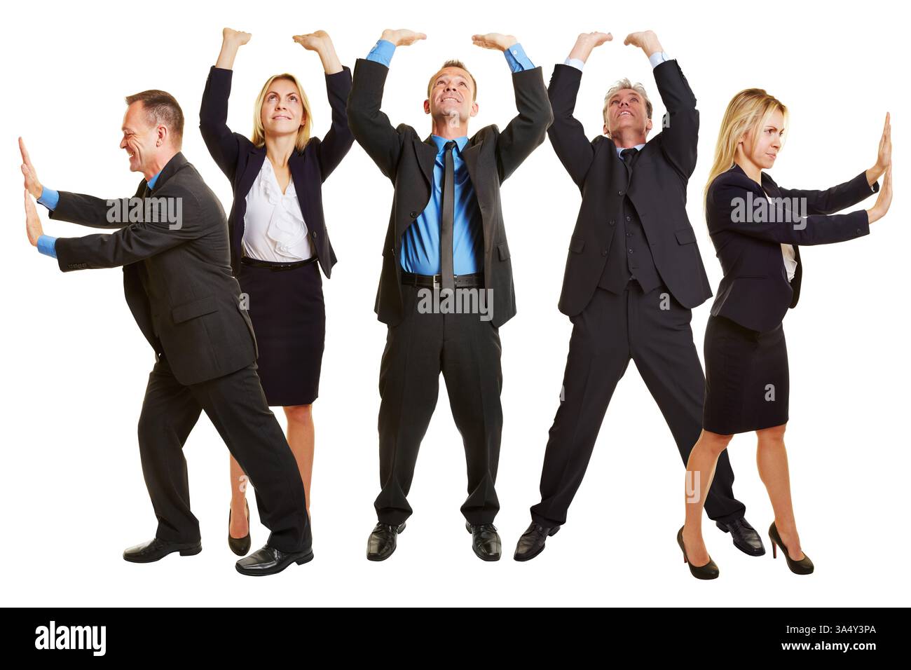 Gli uomini d'affari spingono e stringono pareti e soffitti invisibili come concetto di business Foto Stock
