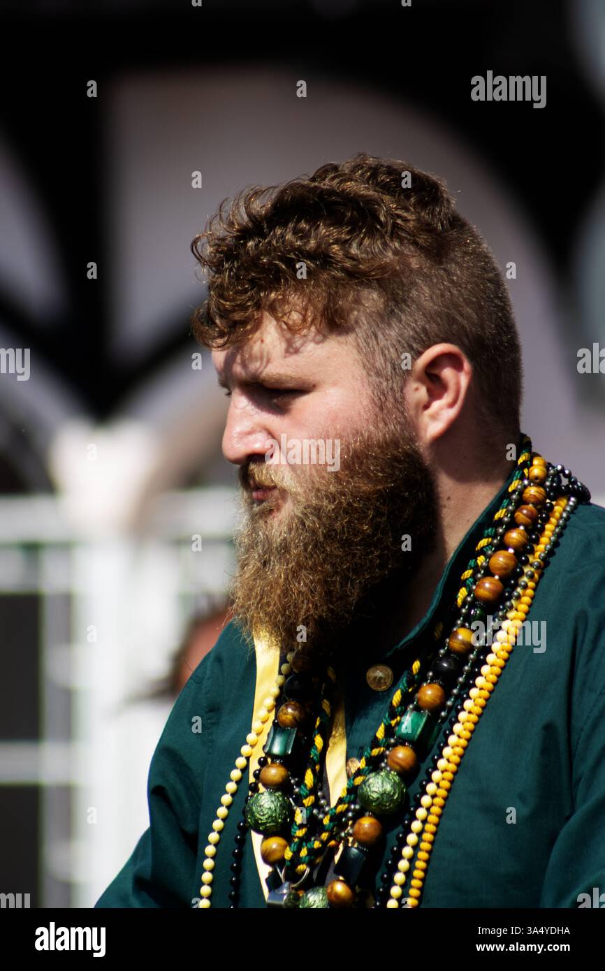 SIDMOUTH, DEVON, Regno Unito - 6 AGOSTO 2023 Sidmouth Folk Festival Chiltern centinaia Clog Morris in costume verde, nero e oro Foto Stock
