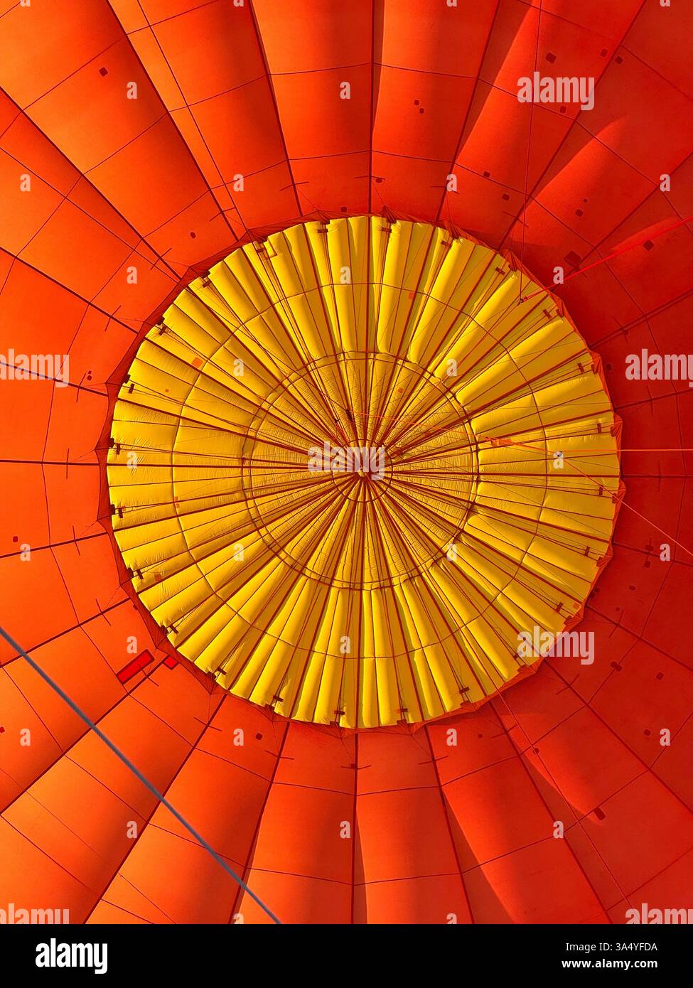 Vista interna della mongolfiera al centro della parte superiore. La parte superiore si apre per rilasciare aria calda prima dell'atterraggio. Giro in mongolfiera sull'entroterra australiano. Foto Stock