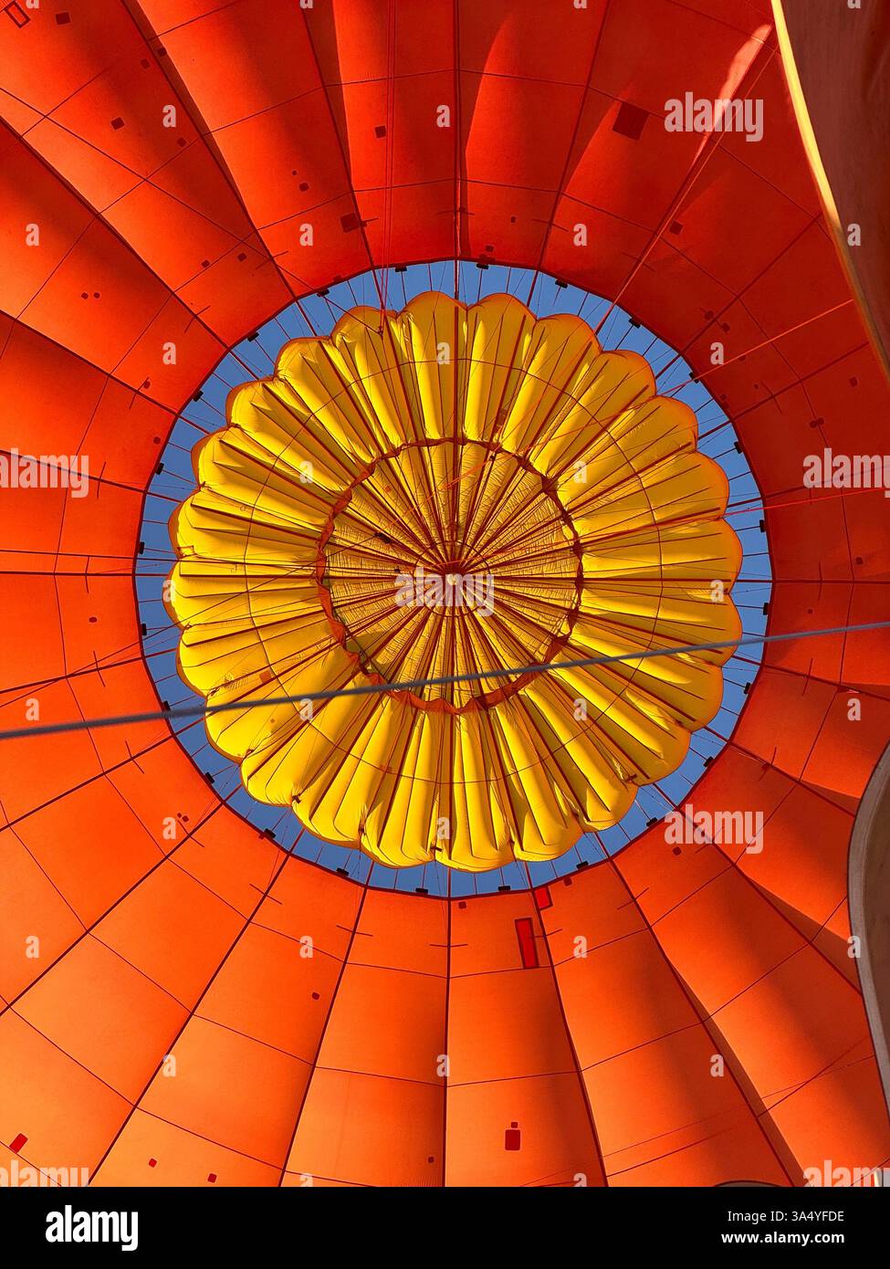 Vista interna della mongolfiera in alto al centro, la parte superiore si apre per rilasciare aria calda prima dell'atterraggio. Giro in mongolfiera sull'entroterra australiano. Foto Stock