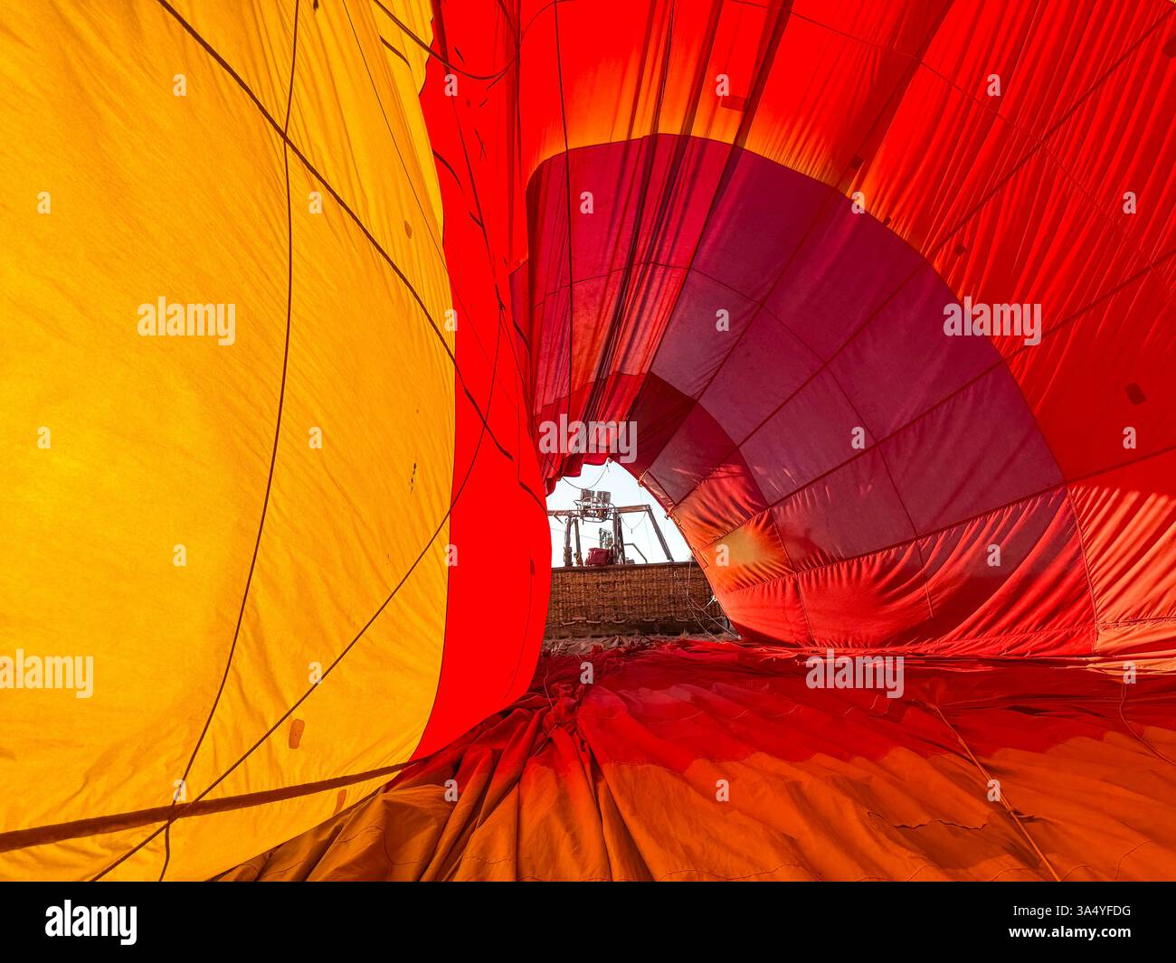 All'interno di un colorato pallone aerostatico giallo e rosso mentre è in preparazione. Cestello all'apertura del palloncino. Alice Springs, Australia. Foto Stock
