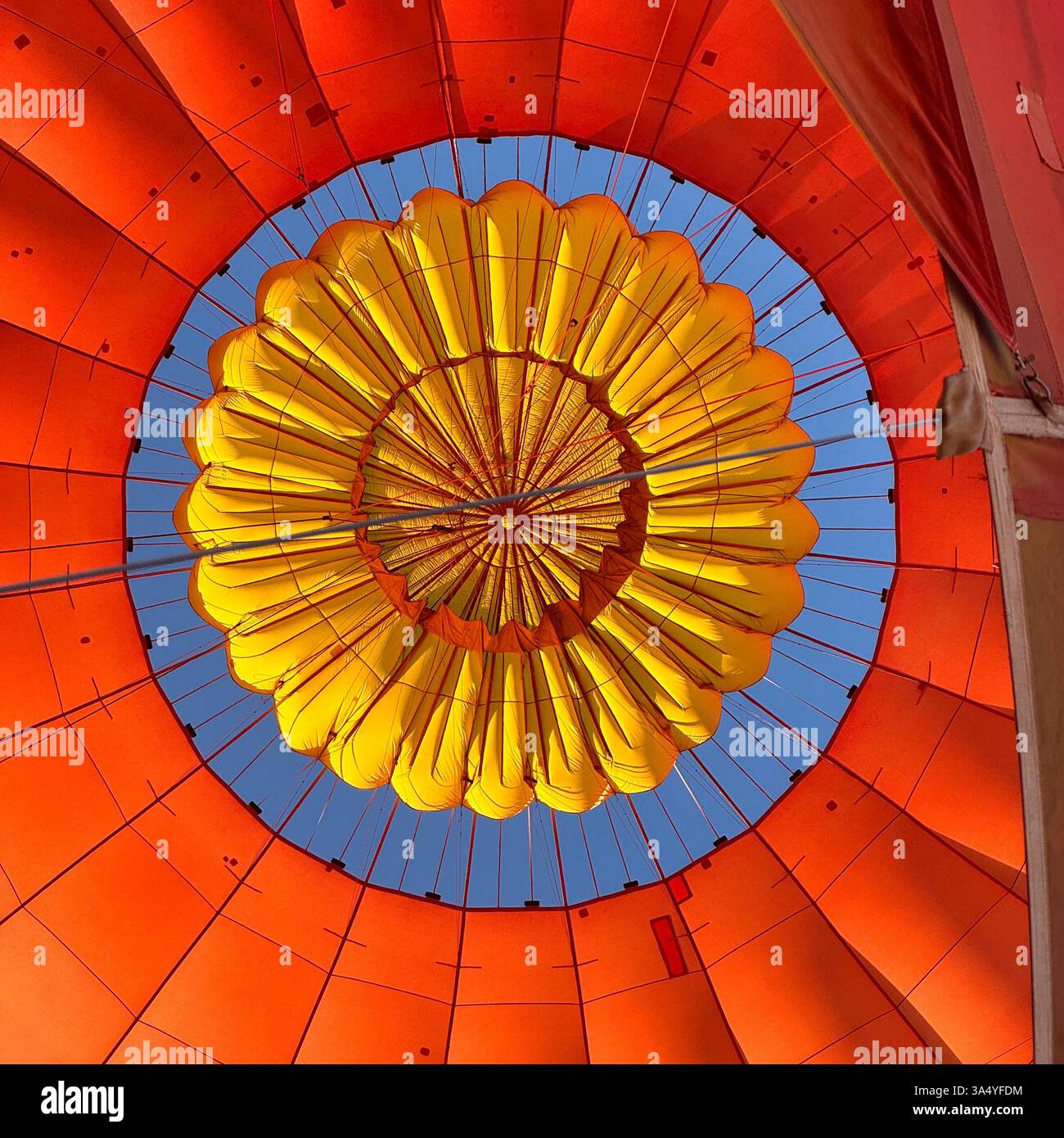 Vista interna della mongolfiera in alto al centro, la parte superiore si apre per rilasciare aria calda prima dell'atterraggio. Giro in mongolfiera sull'entroterra australiano. Foto Stock