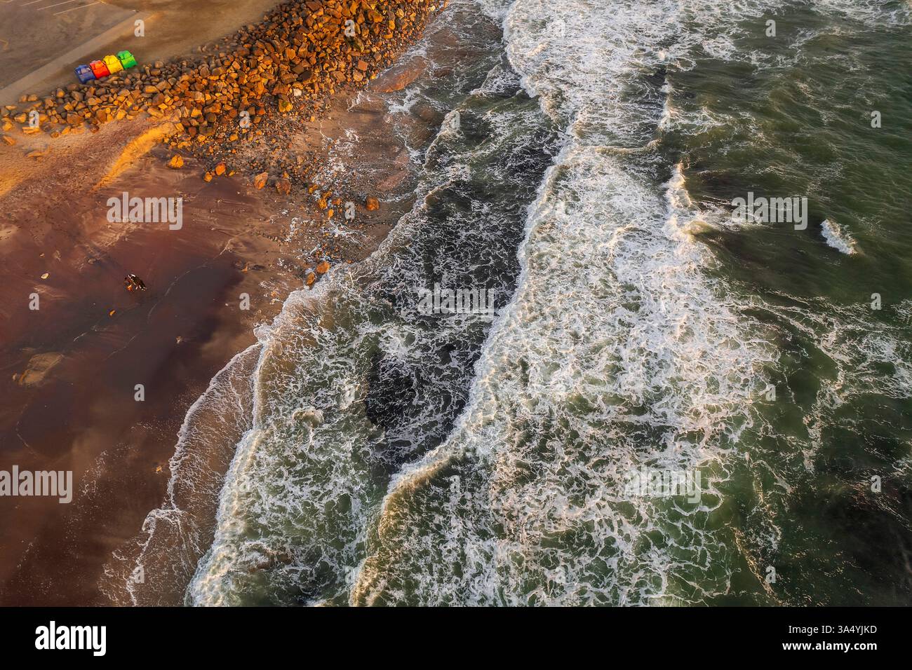 Onde sulla spiaggia di Swakopmund, Namibia. Foto Stock