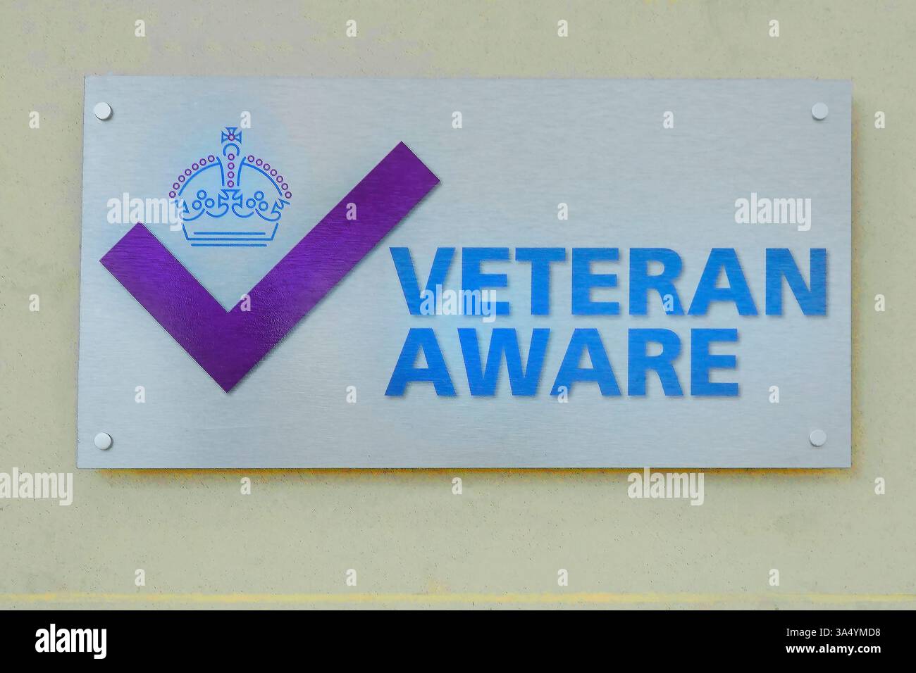 Placca e casella di spunta per informare i pazienti in visita che Broomfield NHS Hospital fornisce il miglior supporto per la comunità delle forze armate Essex Regno Unito Foto Stock