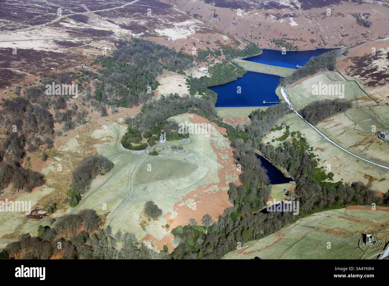 Vista aerea dal Luddenden Brook e dall'altra parte della Castle Carr Fountain verso Lower and Upper Dean Head Reservoirs, vicino ad Halifax, West Yorkshire Foto Stock