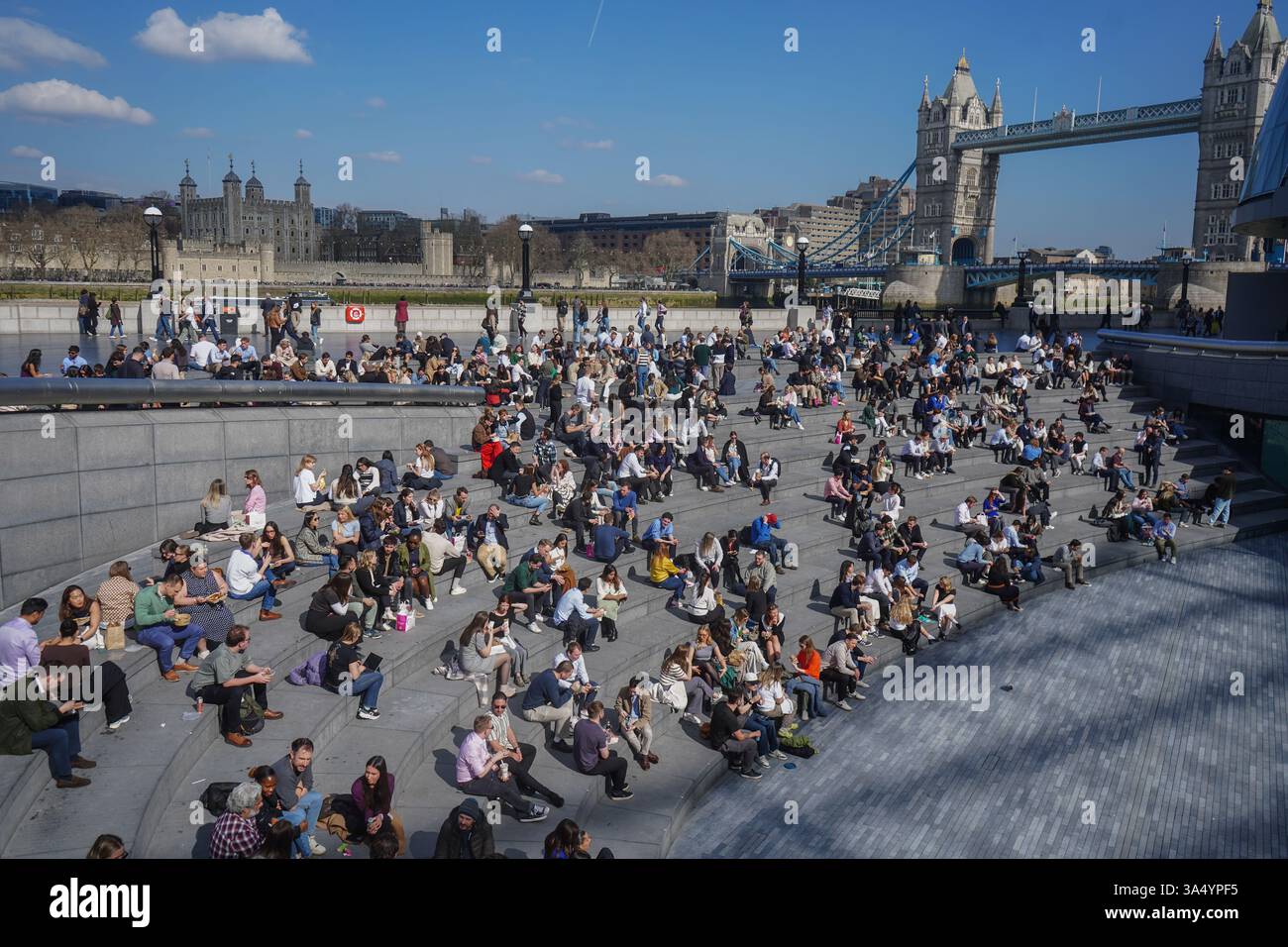 Londra, Regno Unito 20 marzo 2025. I lavoratori della città si godono la pausa pranzo al sole presso il lungofiume di Londra, dato che oggi segna l'equinozio primaverile, il primo giorno di primavera nel giorno più caldo dell'anno. Dato che le temperature dovrebbero salire a livelli massimi di 21C/68F a Londra e in molte parti del Regno Unito Credit Amer Ghazzal/Alamy Live News Foto Stock
