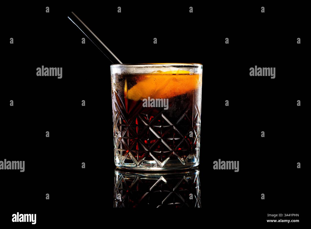Cocktail di Negroni in un bicchiere su sfondo nero Foto Stock