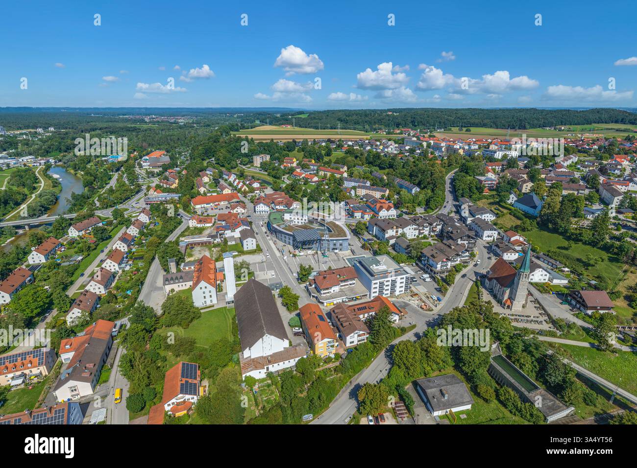 Una vista a volo d'uccello del comune di Burgkirchen su Alz nel triangolo chimico dell'alta Baviera Foto Stock