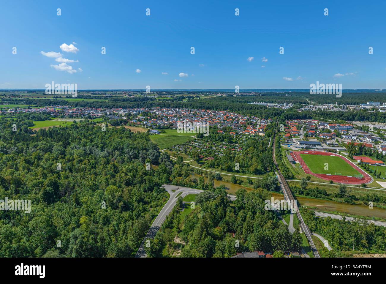 Una vista a volo d'uccello del comune di Burgkirchen su Alz nel triangolo chimico dell'alta Baviera Foto Stock