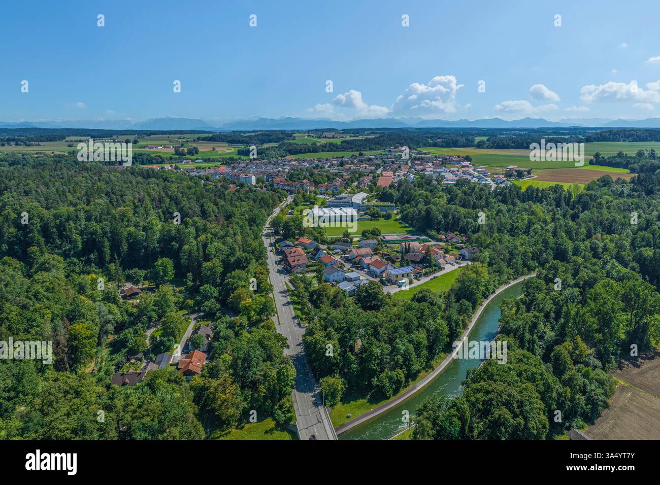 Una vista a volo d'uccello del comune di Burgkirchen su Alz nel triangolo chimico dell'alta Baviera Foto Stock