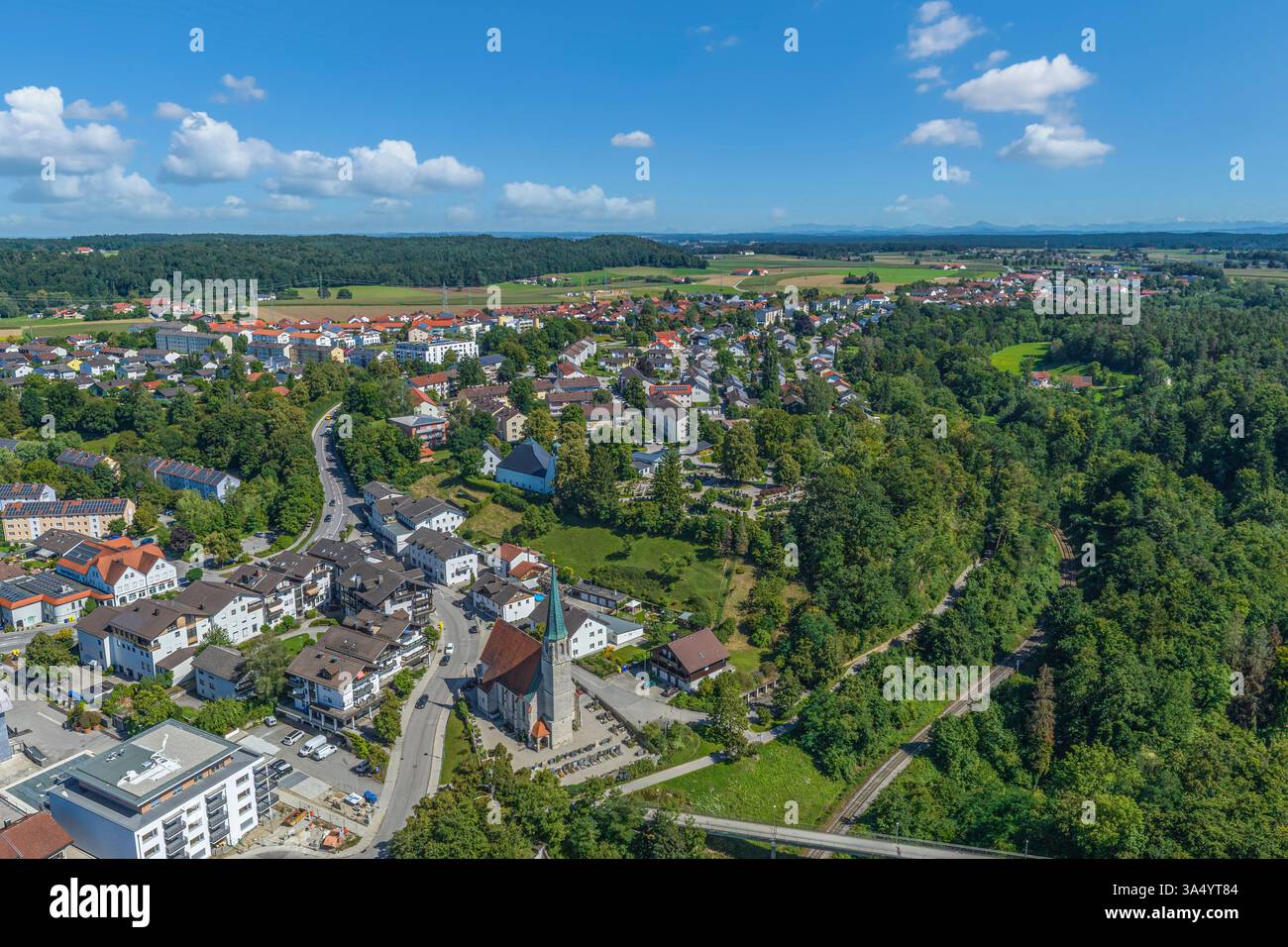 Una vista a volo d'uccello del comune di Burgkirchen su Alz nel triangolo chimico dell'alta Baviera Foto Stock