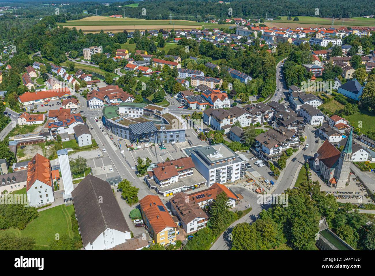 Una vista a volo d'uccello del comune di Burgkirchen su Alz nel triangolo chimico dell'alta Baviera Foto Stock