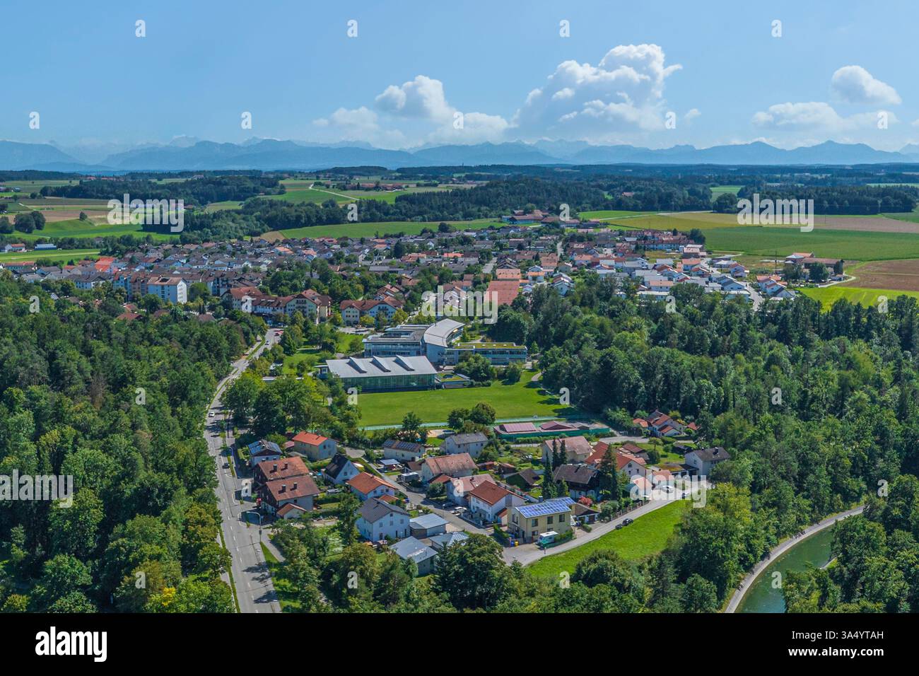 Una vista a volo d'uccello del comune di Burgkirchen su Alz nel triangolo chimico dell'alta Baviera Foto Stock