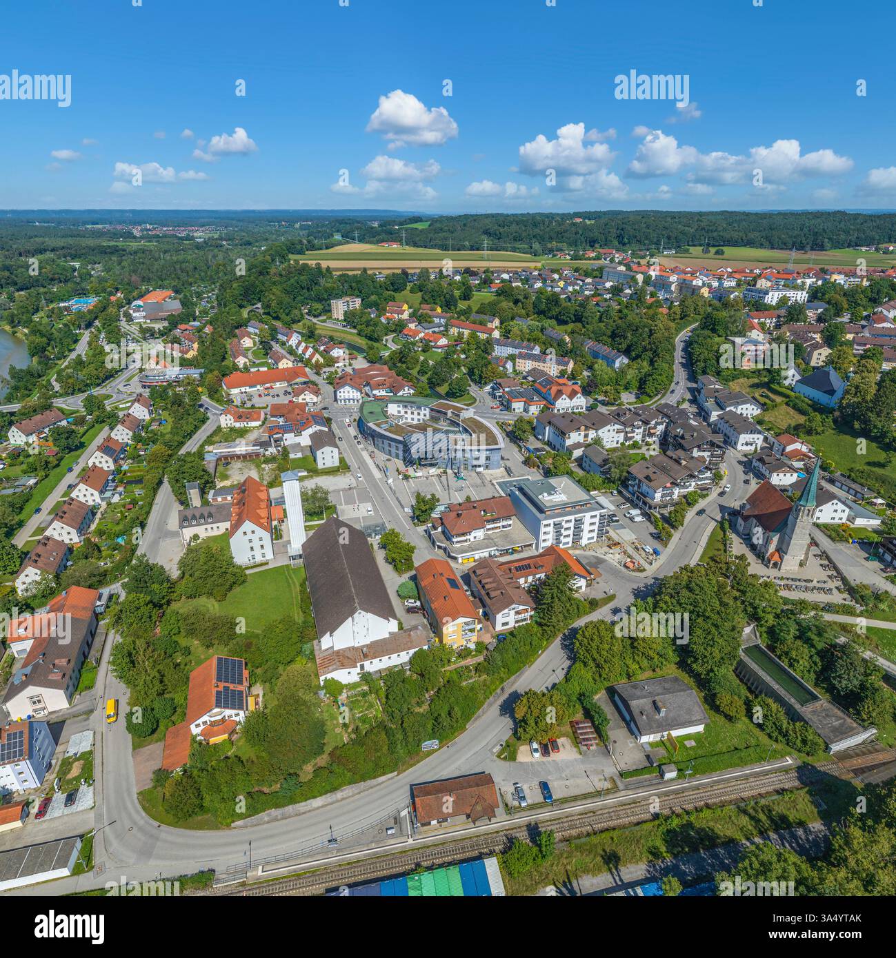 Una vista a volo d'uccello del comune di Burgkirchen su Alz nel triangolo chimico dell'alta Baviera Foto Stock