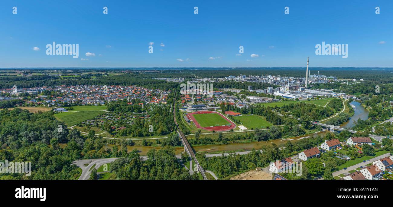 Una vista a volo d'uccello del comune di Burgkirchen su Alz nel triangolo chimico dell'alta Baviera Foto Stock