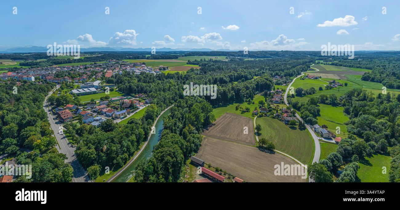 Una vista a volo d'uccello del comune di Burgkirchen su Alz nel triangolo chimico dell'alta Baviera Foto Stock