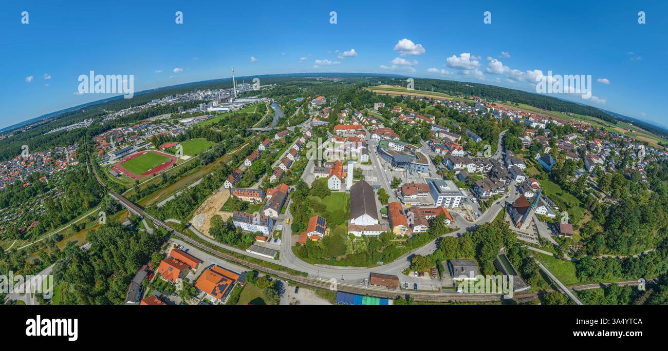 Una vista a volo d'uccello del comune di Burgkirchen su Alz nel triangolo chimico dell'alta Baviera Foto Stock