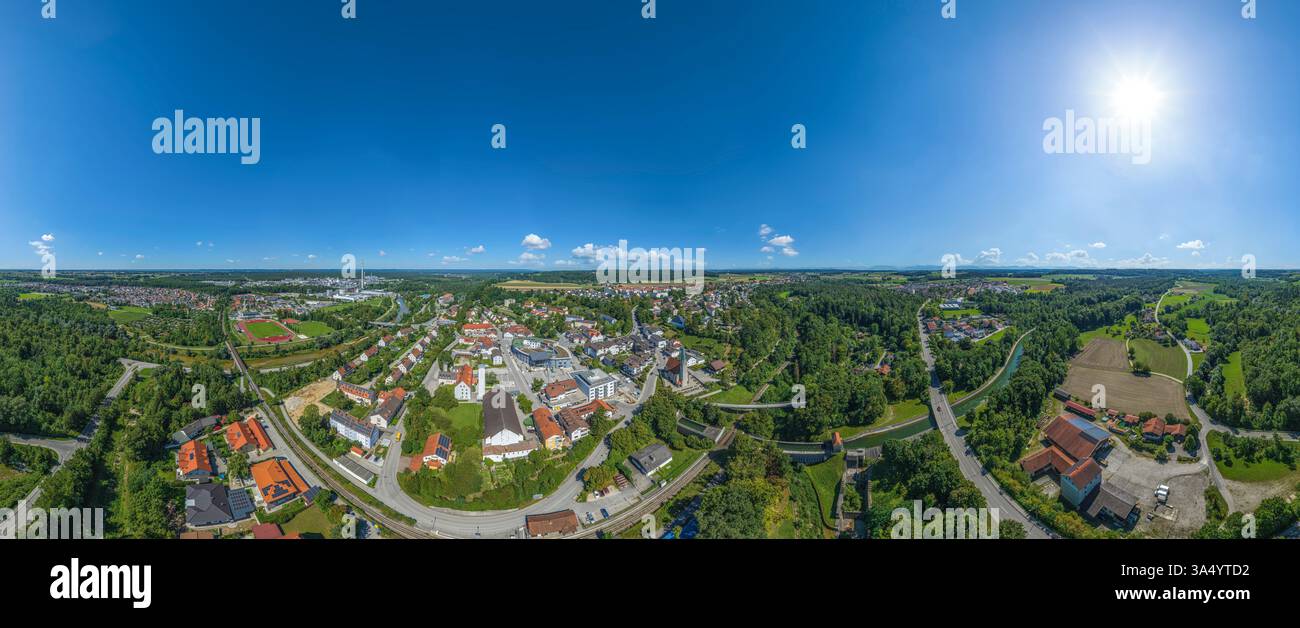 Una vista a volo d'uccello del comune di Burgkirchen su Alz nel triangolo chimico dell'alta Baviera Foto Stock