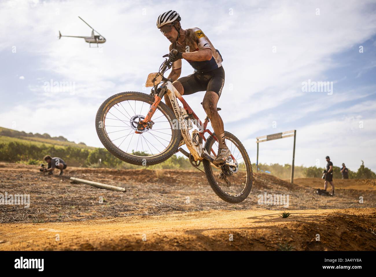 Il biker ceco Martin Stosek gareggia nella quarta tappa della gara di otto giorni di Absa Cape Epic in Sudafrica, 20 marzo 2025. ( Foto Stock