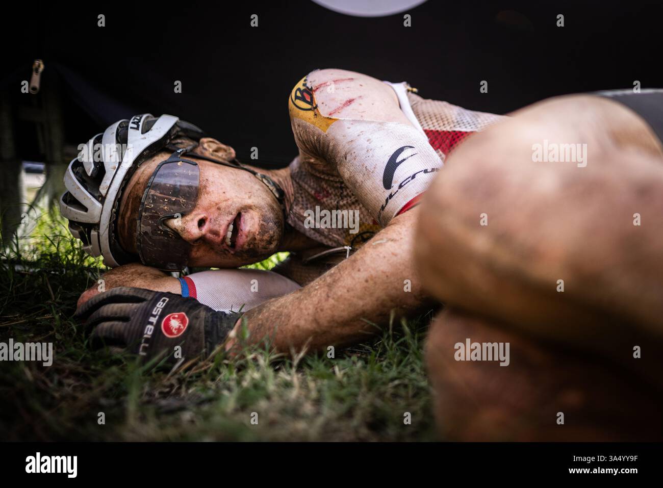 L'esausto biker ceco Martin Stosek al traguardo della quarta tappa della gara di 8 giorni di Absa Cape Epic a coppie di mountain bike in Sud Africa, M Foto Stock