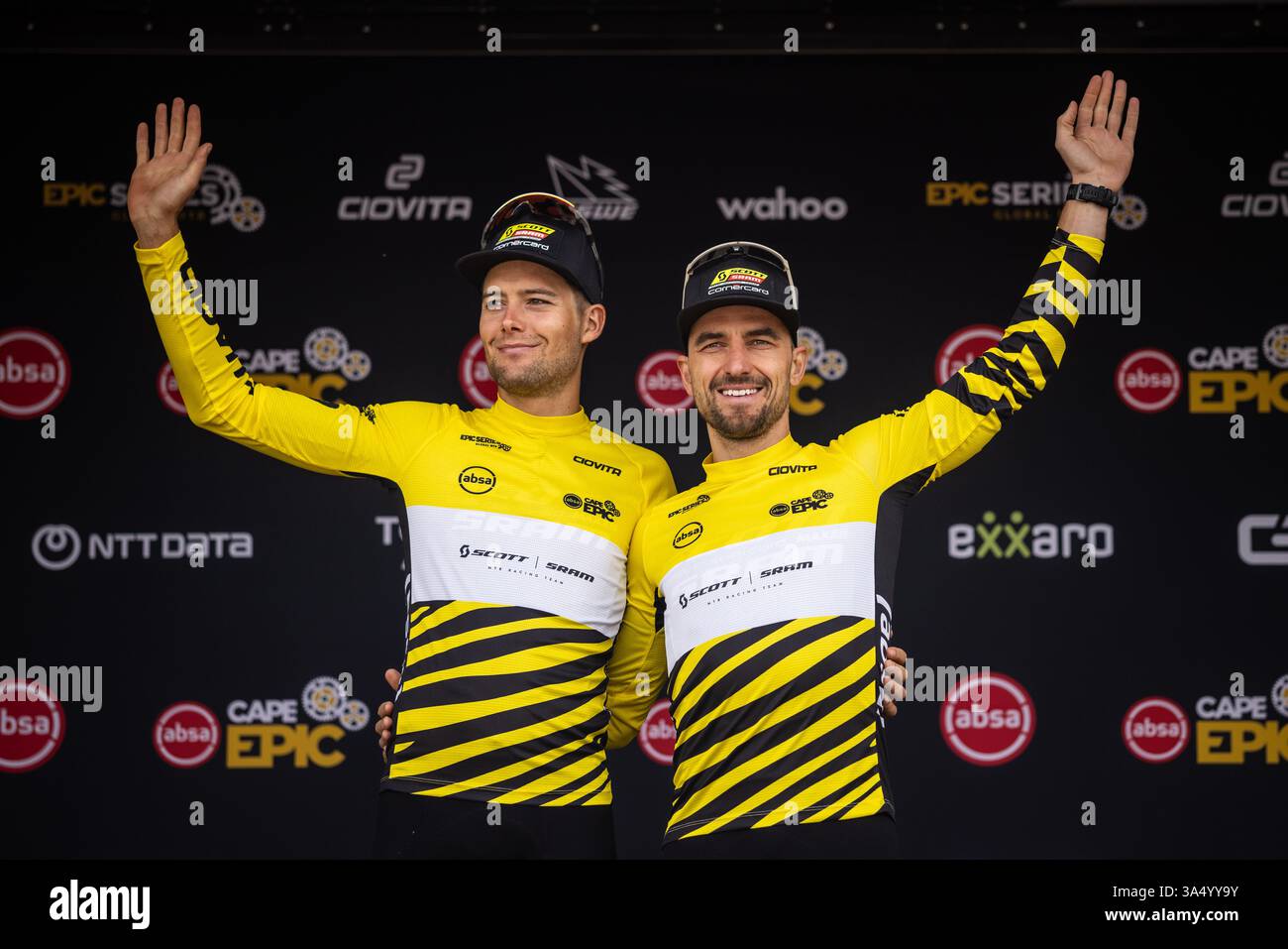 I ciclisti svizzeri di fondo Filippo Colombo e Nino Schurter in maglie gialle per i leader dopo la quarta tappa dell'8 giorni dell'Absa C. Foto Stock
