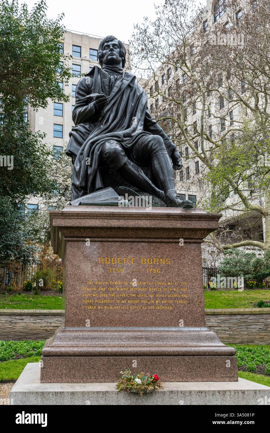 Statua in bronzo del poeta Robert Burns (1759 - 1796) a Victoria Embankment Gardens, Londra, Inghilterra, Regno Unito Foto Stock